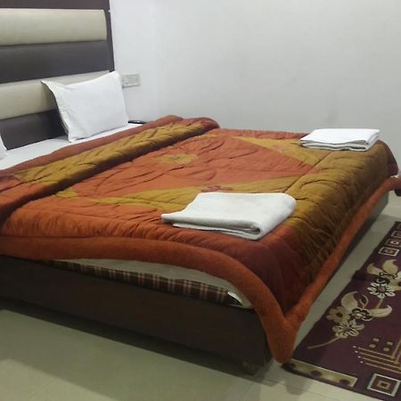 Hotel Popular Amritsar Buitenkant foto