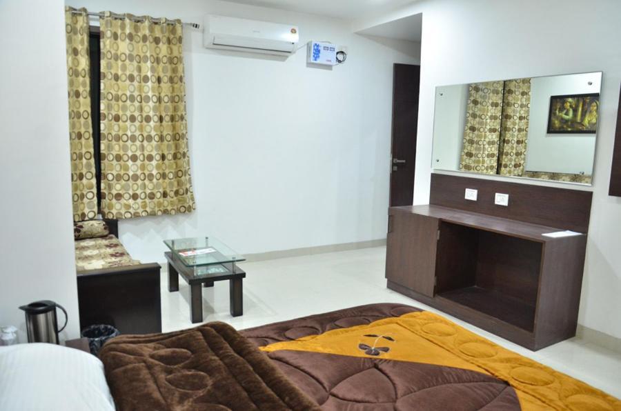 Hotel Popular Amritsar Buitenkant foto