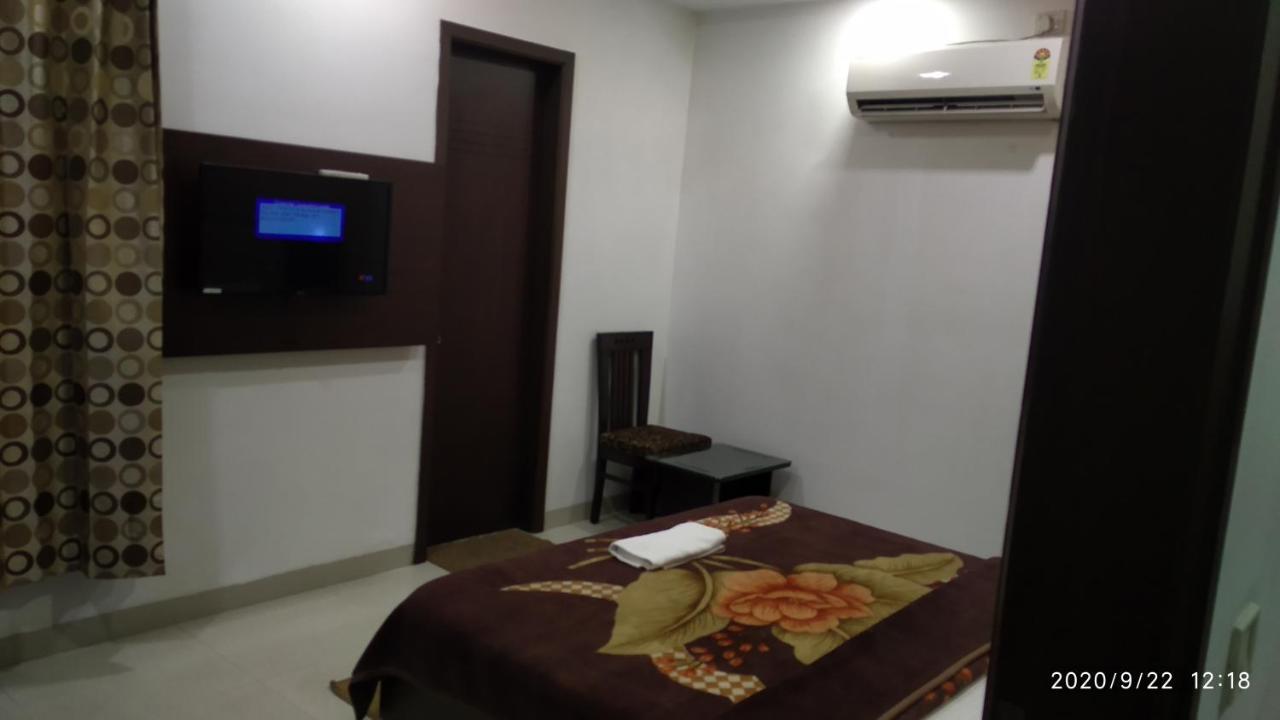 Hotel Popular Amritsar Buitenkant foto