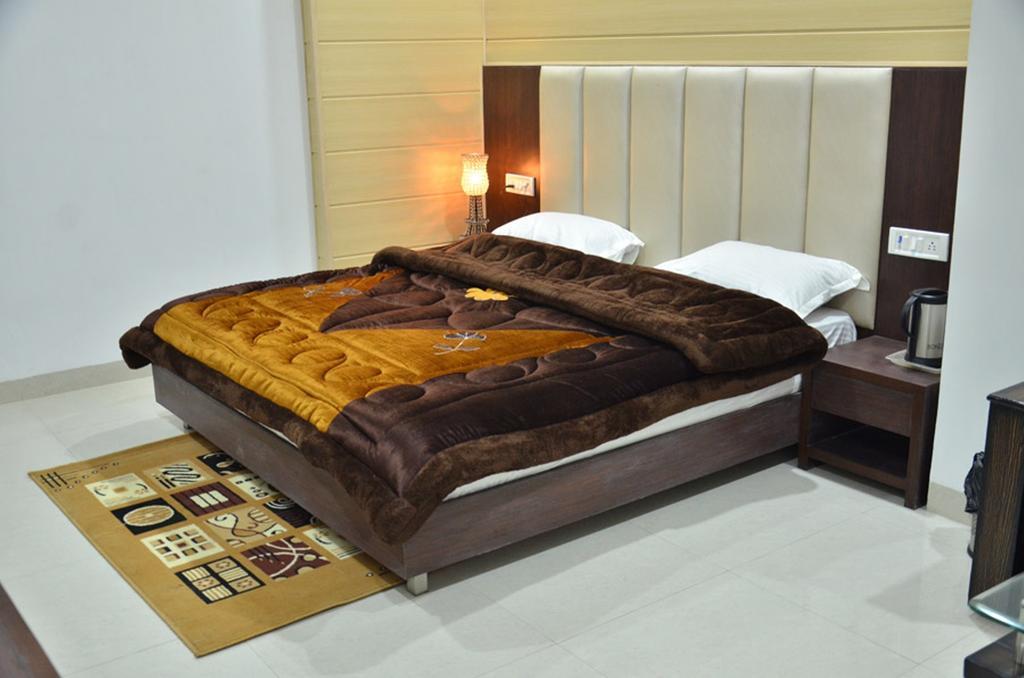 Hotel Popular Amritsar Buitenkant foto